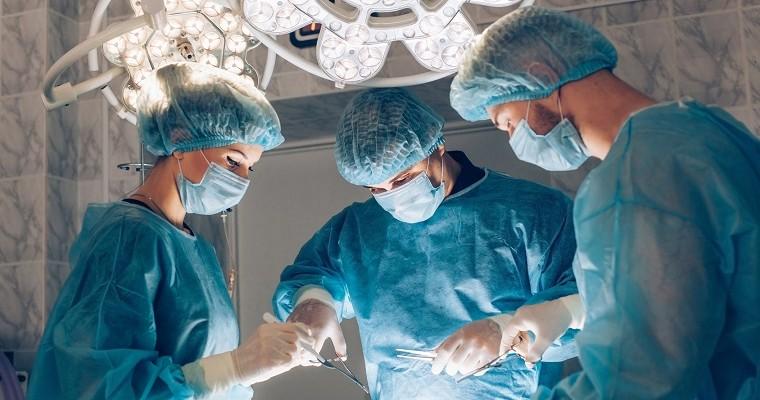 Trójka chirurgów przeprowadza operacje
