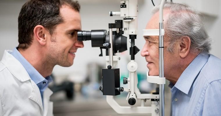 Mężczyzna w czasie badania wzroku 