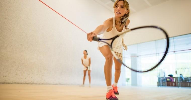 Kobieta, która gra w squasha