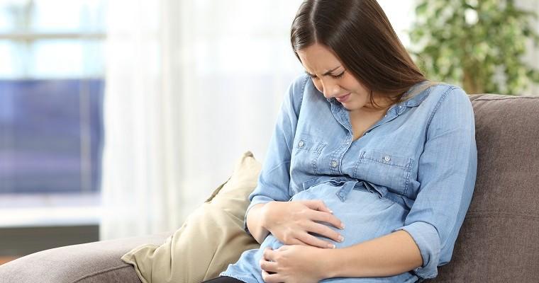 Kobieta w ciąży, ktora ma problemy ze zdrowiem 