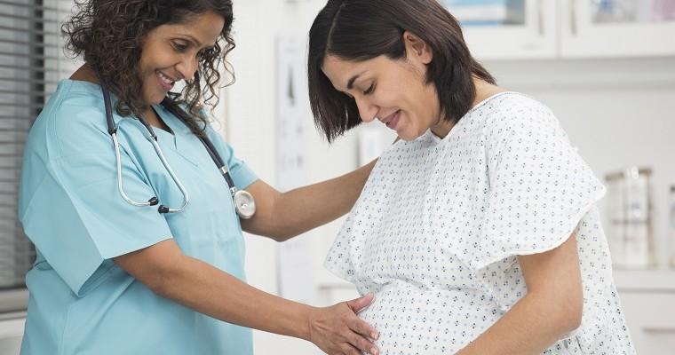 Kobieta w ciąży podczas wizyty kontrolnej 
