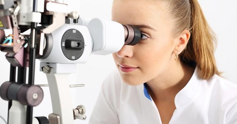 Dziewczyna przy urządzaniu do badania wzroku