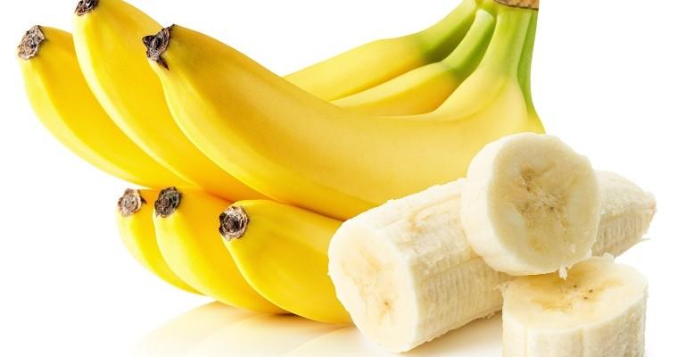 Banany w całości i kawałku na białym tle