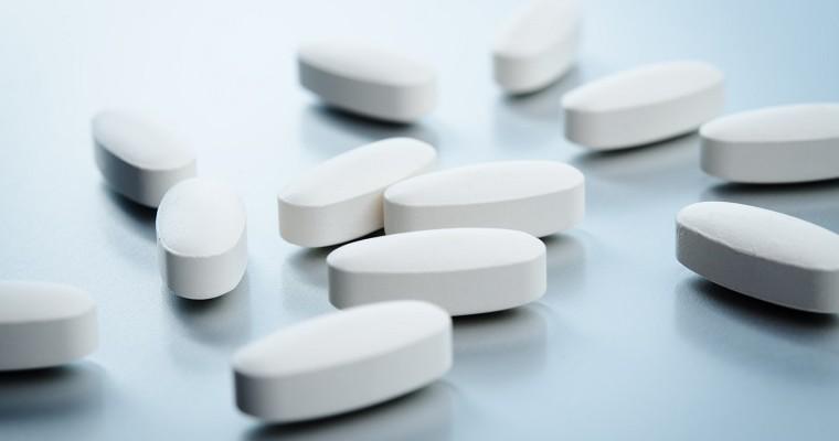 Rozsypane białe tabletki