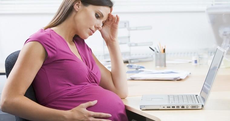 Przygnębiona kobieta w ciąży