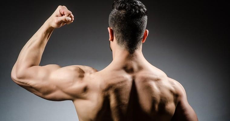 Mężczyzna odwrócony tyłem napina biceps