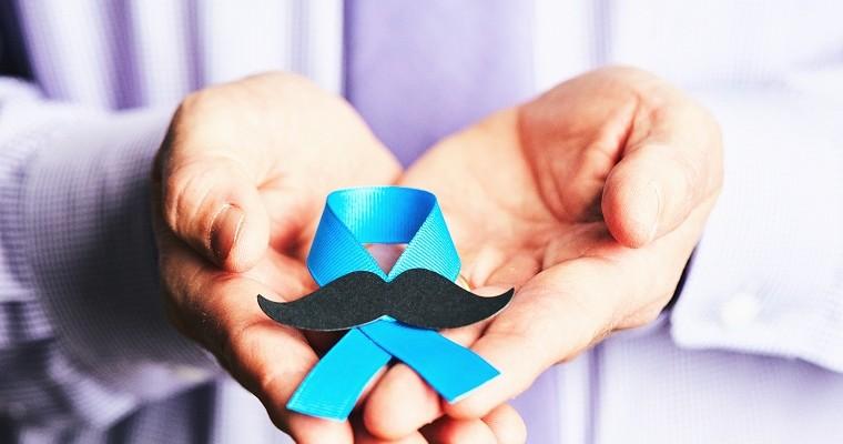 Mężczyzna, który trzyma wstążkę z wąsami - symbol raka prostaty 