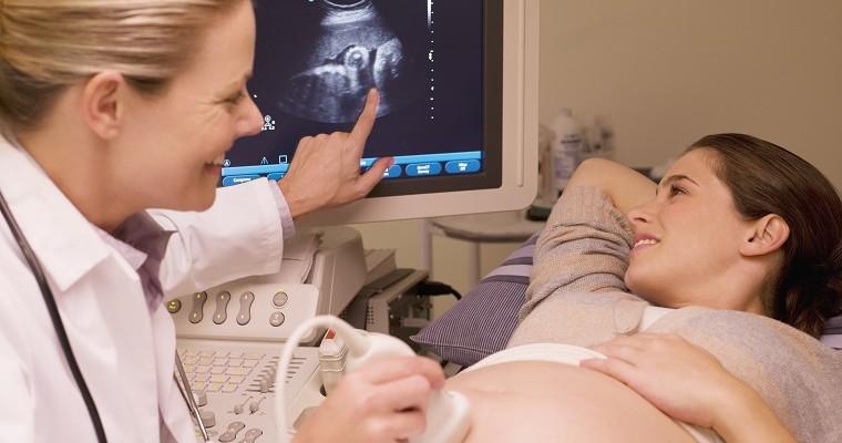 Kobieta w ciąży podczas badania USG 