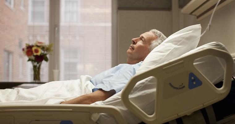 Mężczyzna na szpitalnym łóżku 