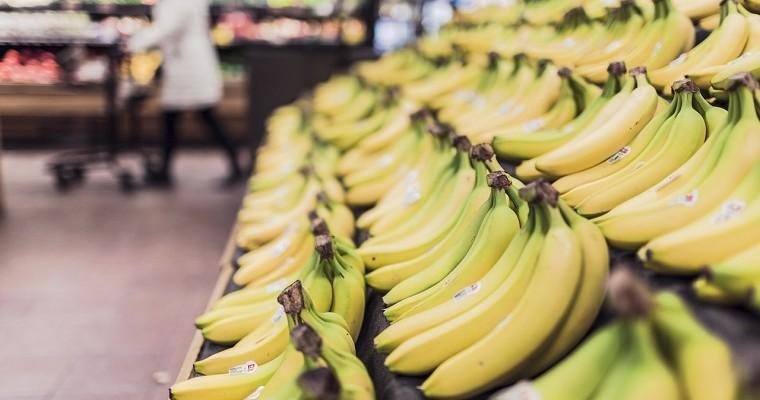 Kiście bananów ułożone na sklepowej półce