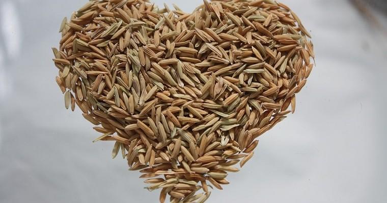 Brązowy ryż na szklanym blacie ułożony w kształt serca