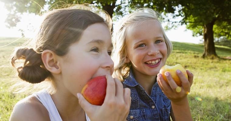 Dziewczynki, które jedzą jabłka 