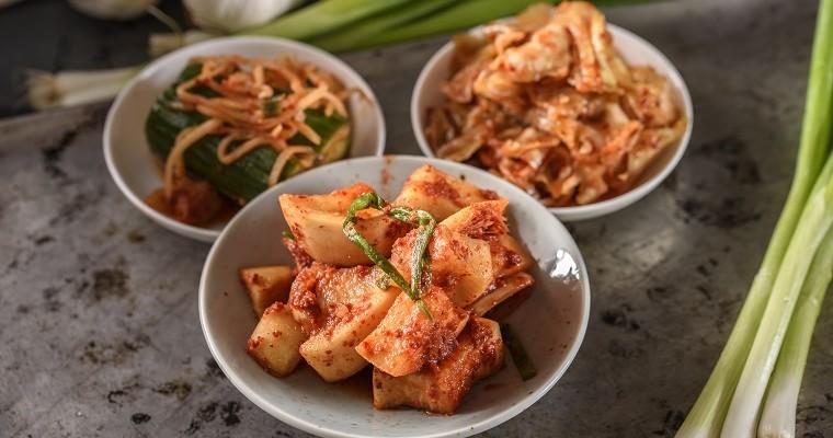 Kimchi, kimchi w misce, kimchi domowej roboty. 