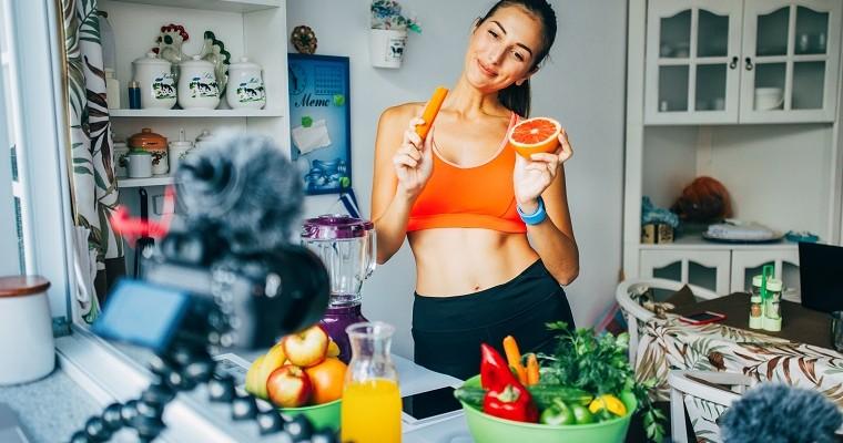 Kobieta promuje zdrowe odżywianie w kuchni. Warzywa.