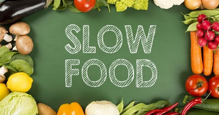 Slow food - napis a wokół owoce i warzywa. Idea świeżej żywności kupowanej od lokalnych producentów.