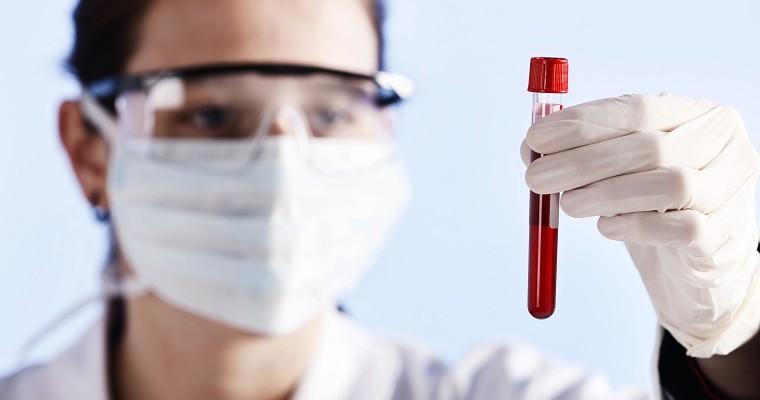 Próbka krwi trzymana przez naukowca. 