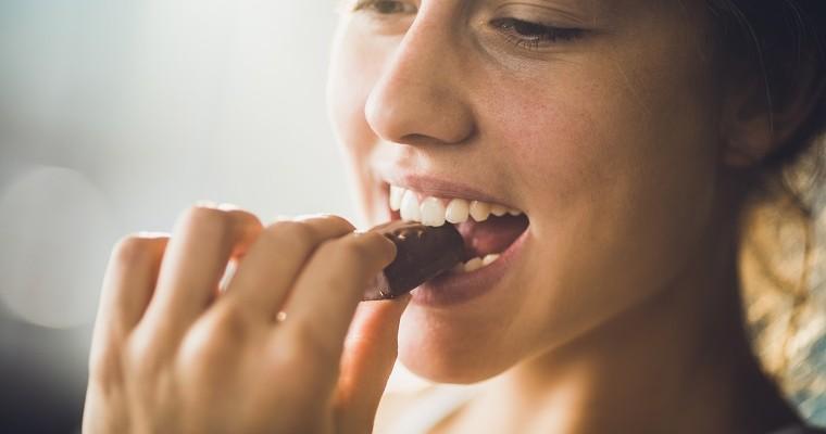 Kobieta jedząca czekoladę. 