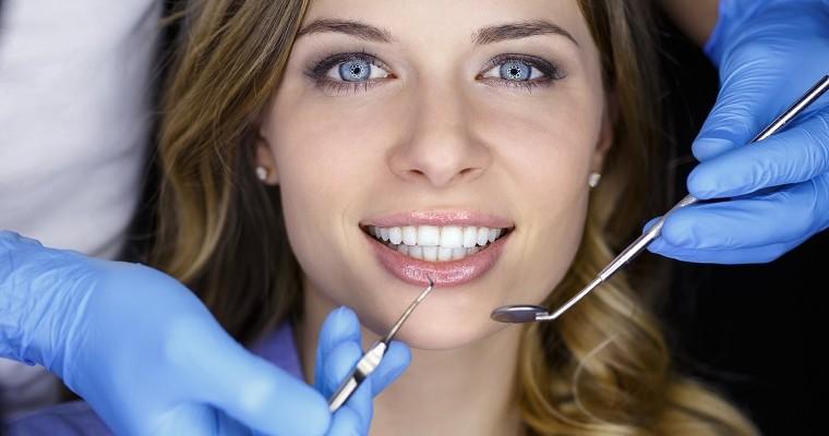 Uśmiechnęta kobieta u stomatologa