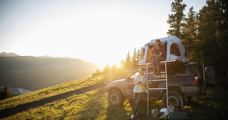 Para odpoczywa na campingu i podziwia widoki gór 