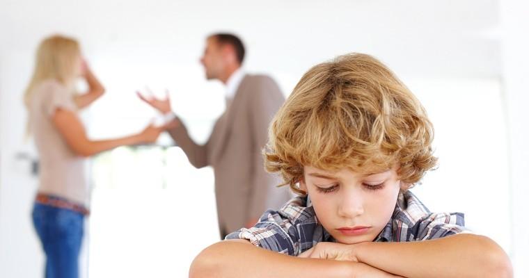 Syndrom DDD smutne dziecko patrzy na kłótnie rodziców 