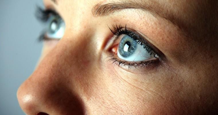 niebieskie oczy kobiety 