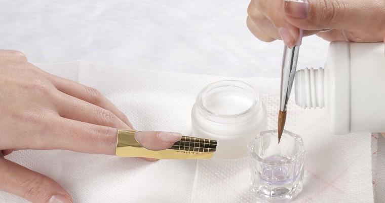 kosmetyczka wykonuje manicure akrylowy