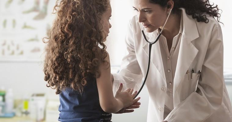Pani doktor bada stetoskopem małą dziewczynkę. 