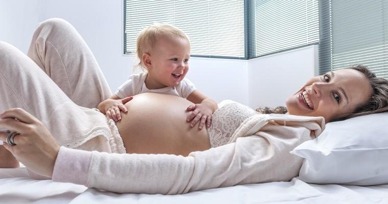  Kobieta w zaawansowanym stadium ciąży z córką.