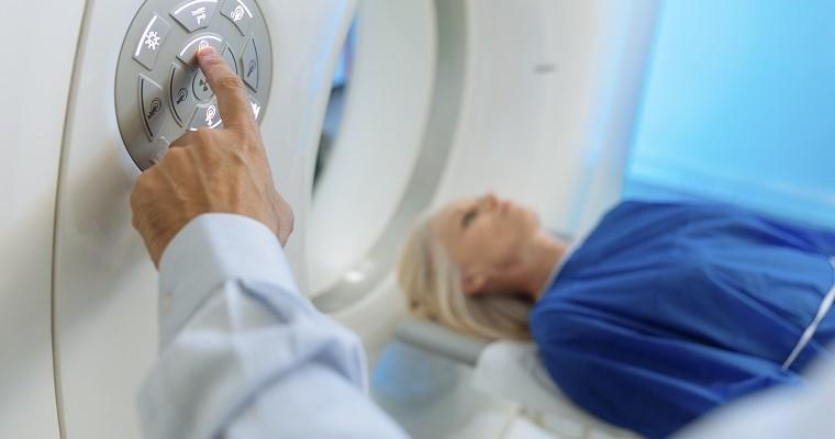  Technik radiologiczny i pacjent są skanowani i diagnozowani