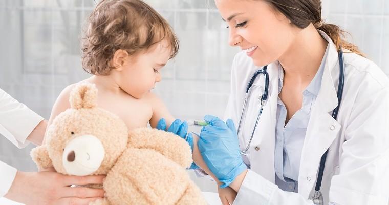 małe dziecko na szczepieniu gabinecie lekarskim 