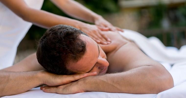  Przystojny mężczyzna relaksuje podczas masażu.   