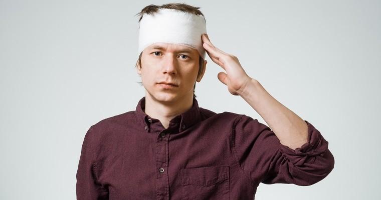 mężczyzna z bandażem na głowie