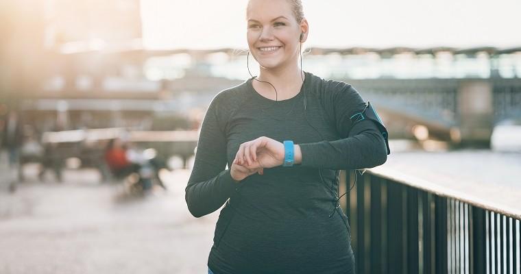 Moda uśmiechnięta kobieta podczas treningu biegania. 
