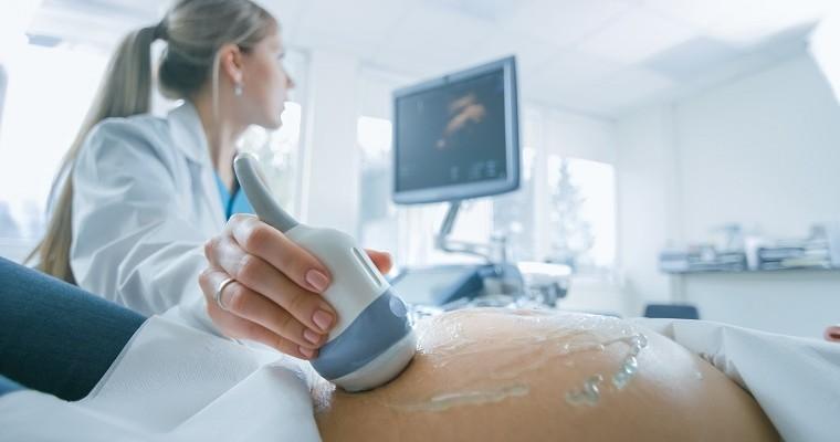 Kobieta w ciąży na badaniu USG