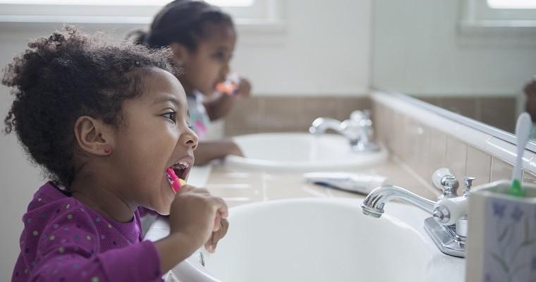 Dzieci myjące zęby