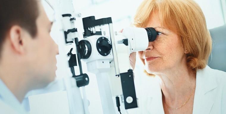 Kobieta podczas badania wzroku 