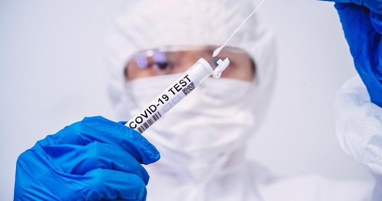 Osoba, która trzyma zestaw do testowania w kierunku zakażenia koronawirusem SARS-CoV-2 