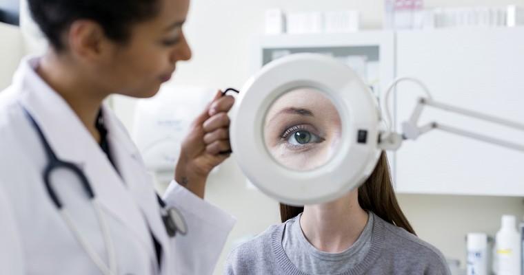 Kobieta podczas wizyty u okulisty 