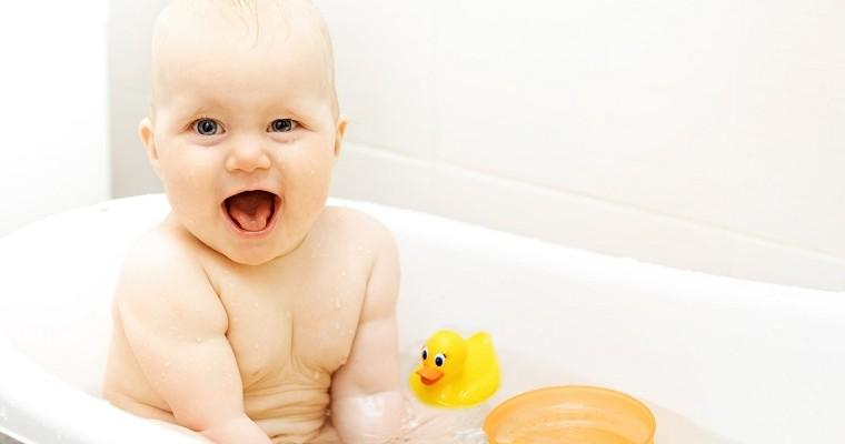 Zadowolone dziecko w kąpieli