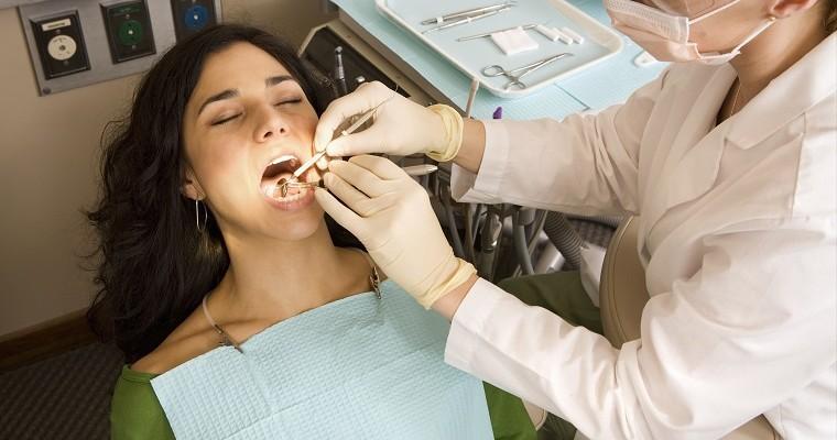 Kobieta u dentysty 