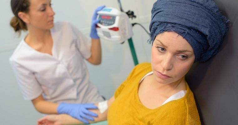 Kobieta z turbanem na głowie w czasie chemioterapii