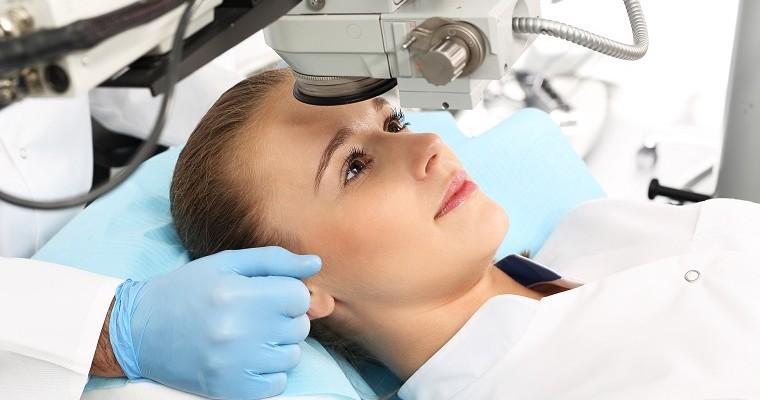 Laserowa korekcja wzroku na pacjentce