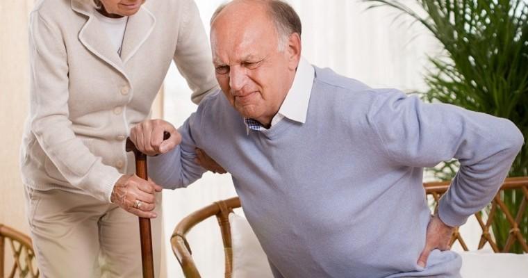 Starszy człowiek nie może wstać z powodu bólu pleców