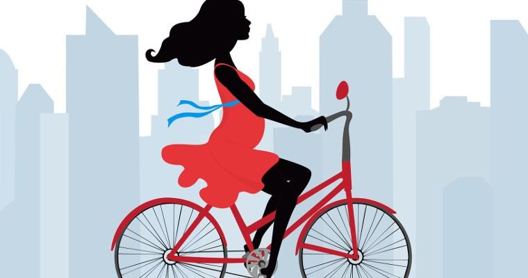 Kobieta w ciąży jedzie na rowerze