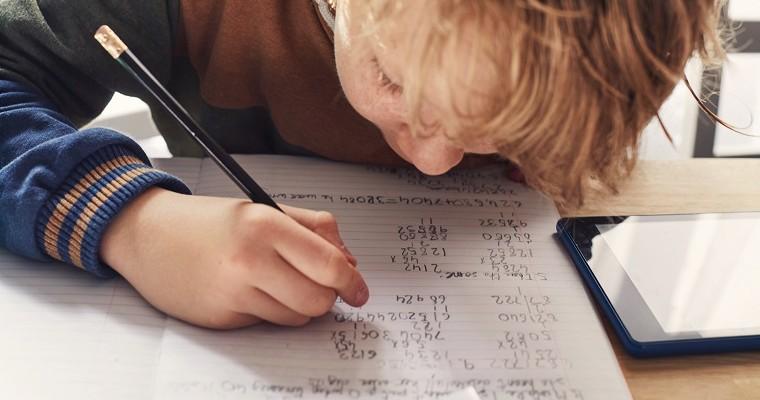 Dziecko, które rozwiązuje zadanie z matematyki 