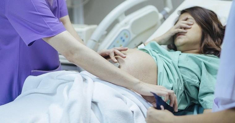 Kobieta w ciąży, która przygotowuje się do porodu 