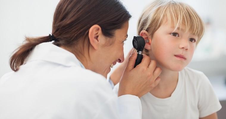 Lekarka bada ucho dziecka