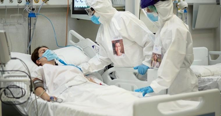 Osoba w szpitalu, podłączona do respiratora 