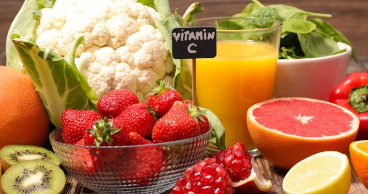 Owoce i warzywa oraz tabliczka z napisem Vitamin C