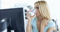 Picie wody – efekty nawadniania i odwodnienia organizmu